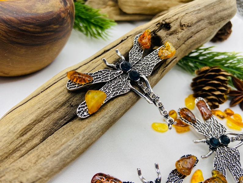 Dzintara Spāres broša ar medicīnisko metālu