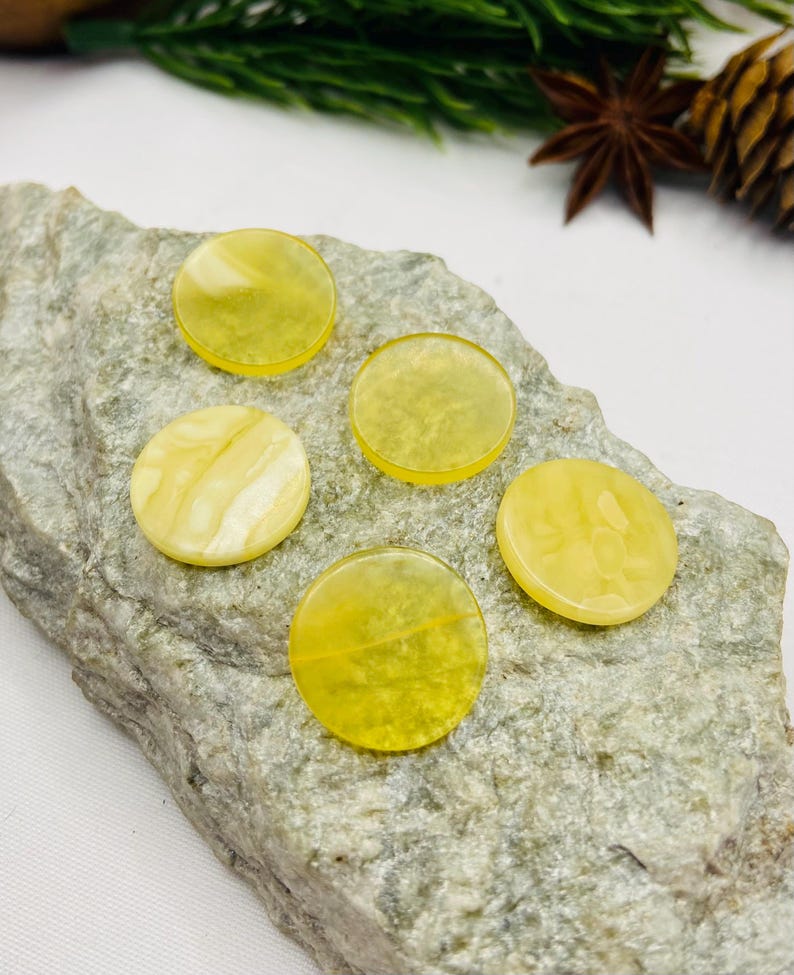 Baltijas dzintara diska formas gabaliņi pogu izstrādei