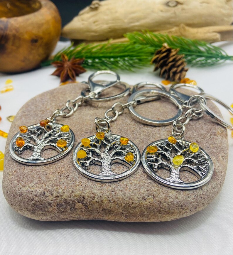 Baltijas Dzintara metāliski piekariņi ar dzīvības koku