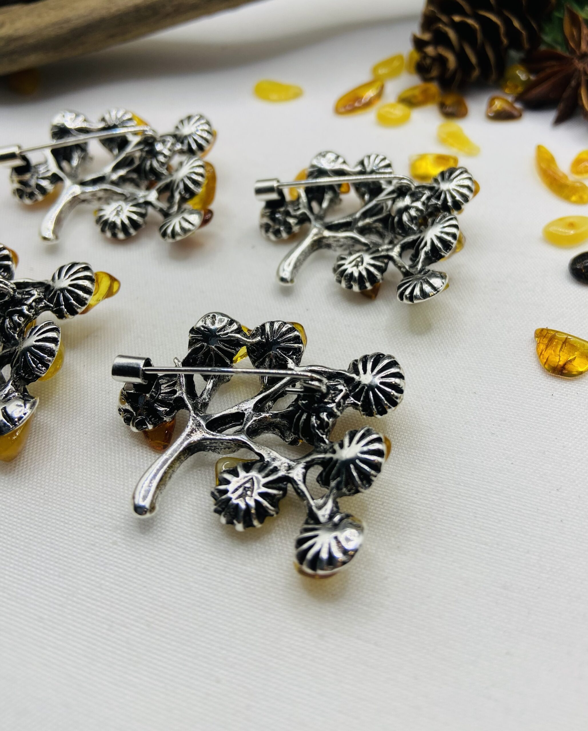 Baltijas Dzintara sieviešu piespraude kociņa formā