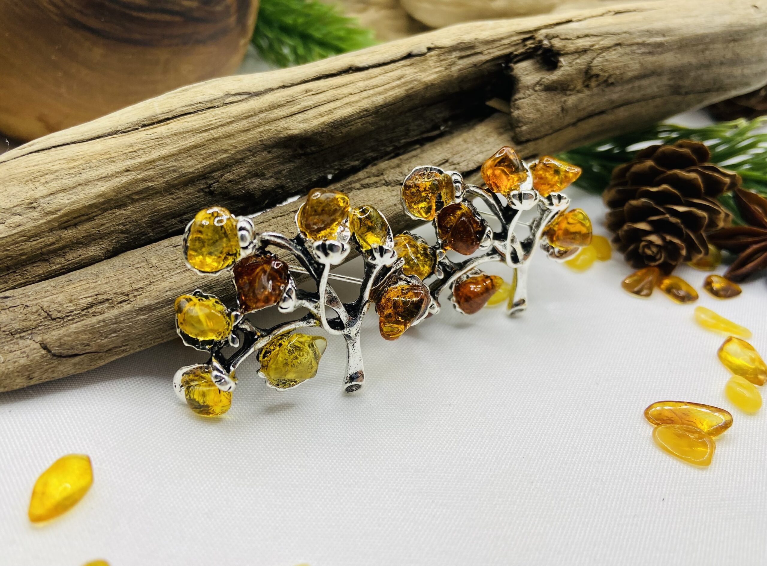 Baltijas Dzintara sieviešu piespraude kociņa formā