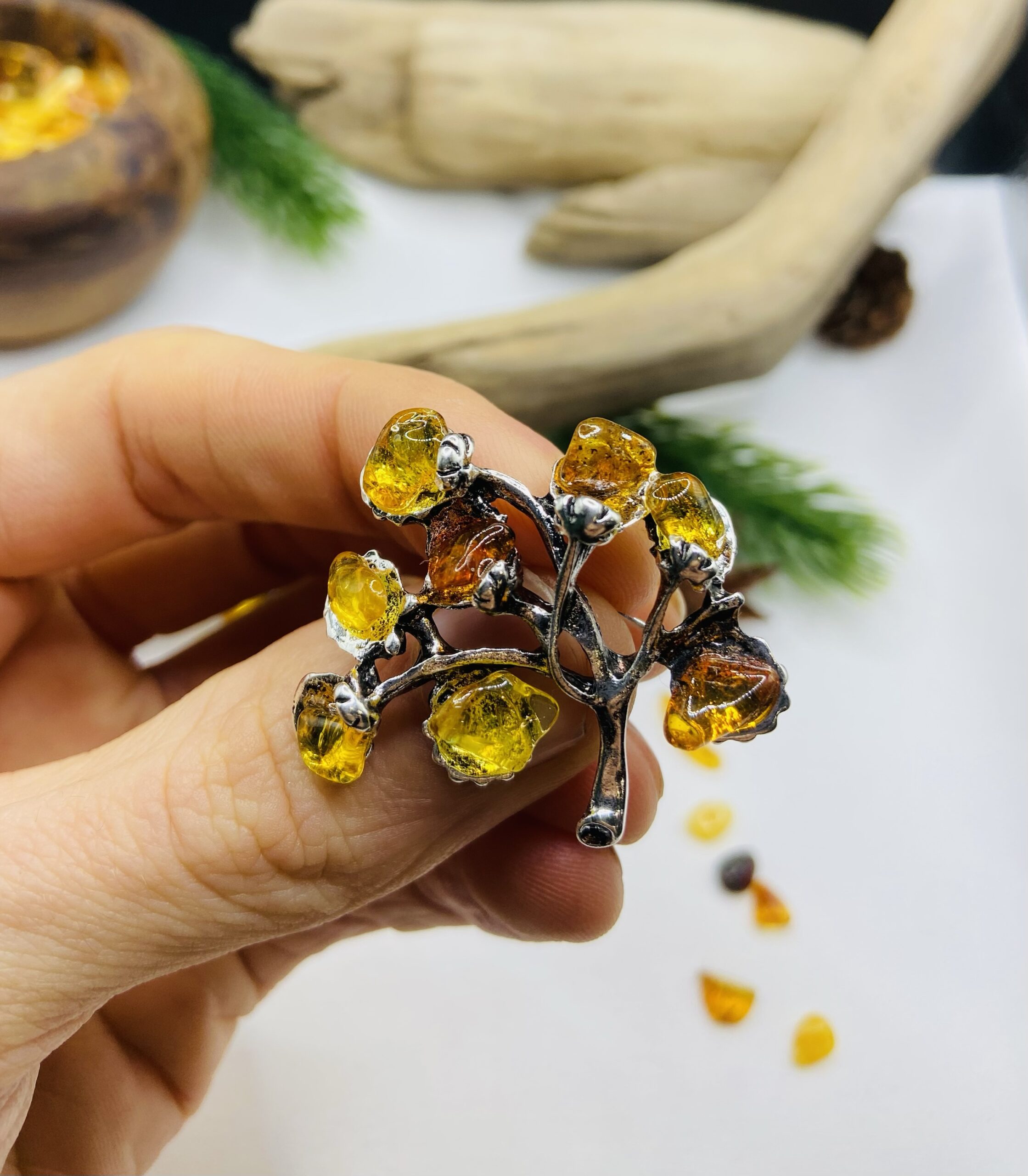 Baltijas Dzintara sieviešu piespraude kociņa formā