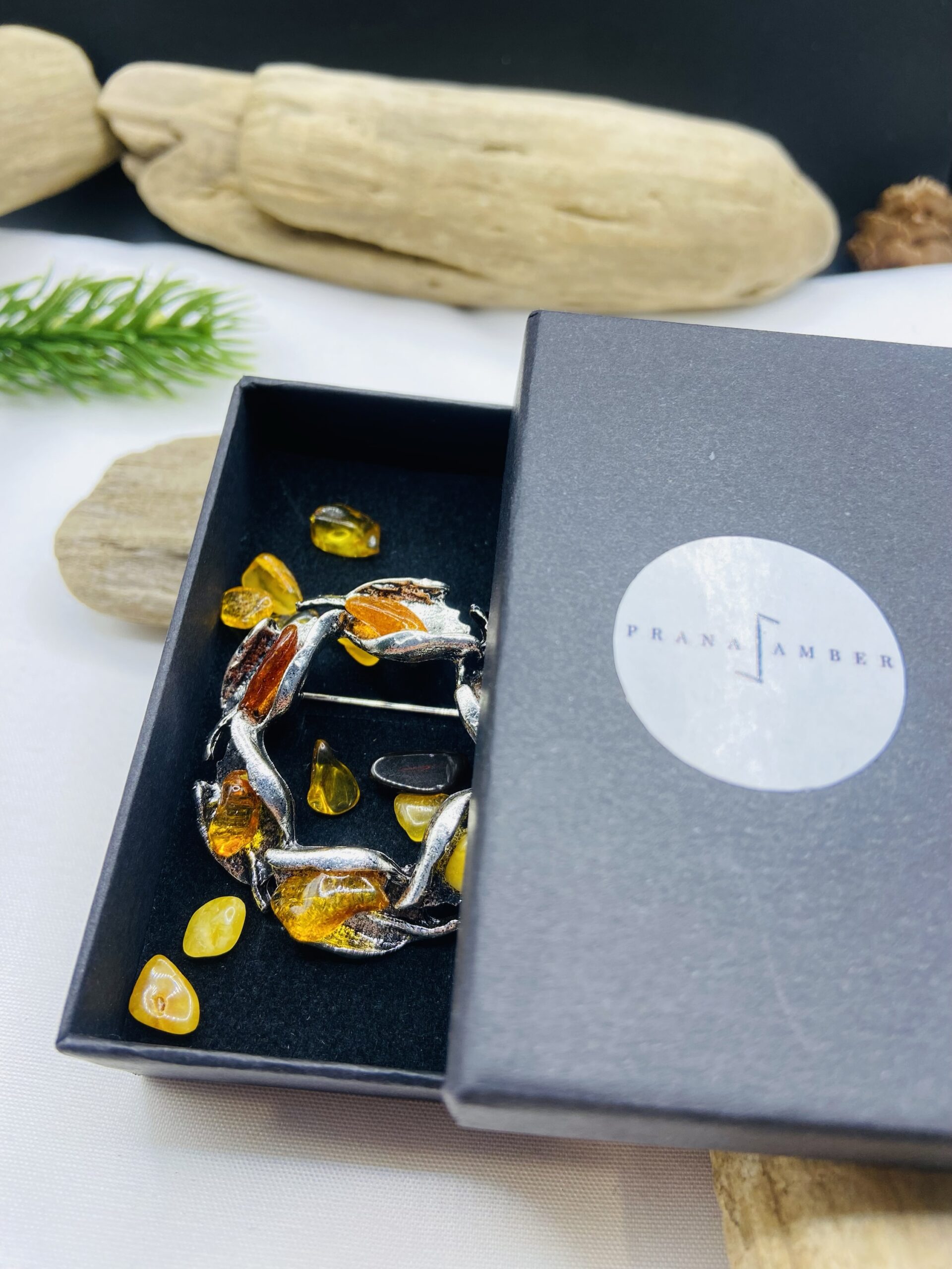 Baltijas Dzintara sieviešu piespraude kociņa formā